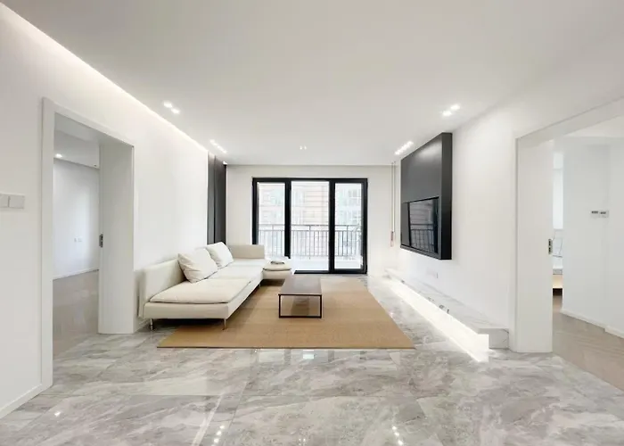 Eastern Hub - Jing\'An Temple Branch Art Spacious 3-Bedroom, Sunny House With 2 Balconies