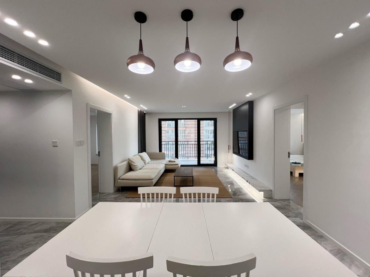 Eastern Hub - Jing'an Temple Branch Art Spacious 3-bedroom, Sunny House With 2 Balconies Apartment