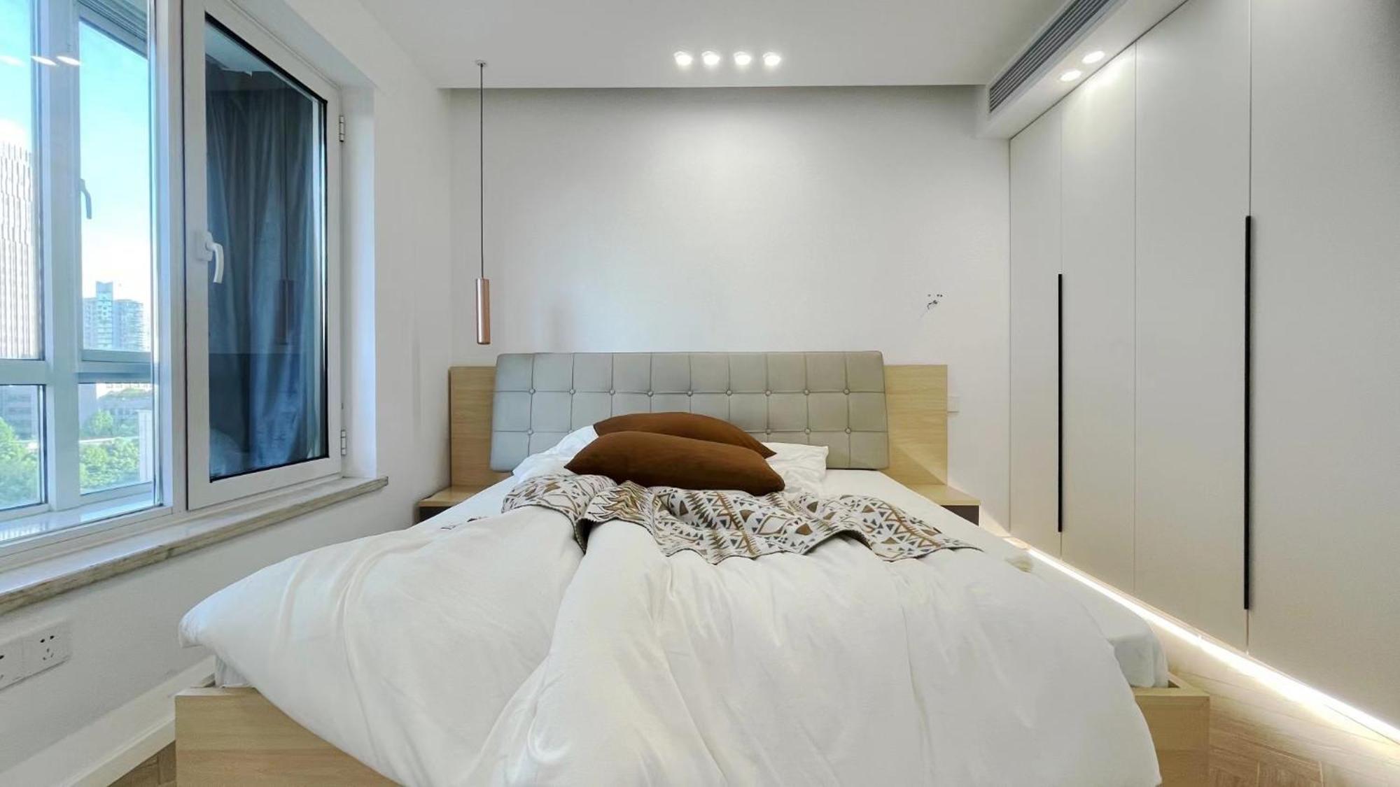 Eastern Hub - Jing'an Temple Branch Art Spacious 3-bedroom, Sunny House With 2 Balconies